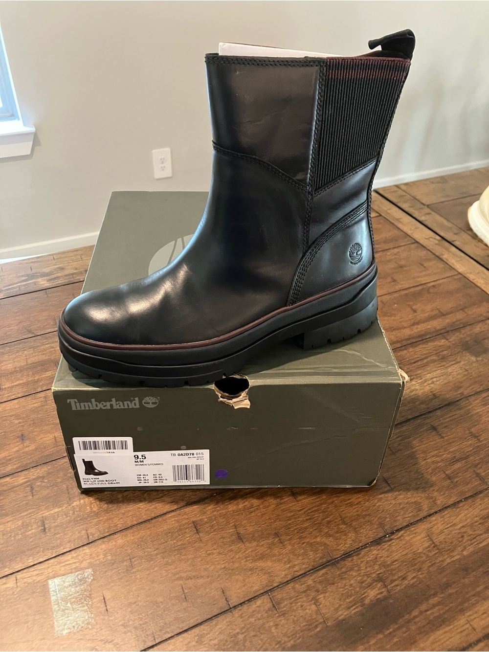 Timberland Women’s  Black Leather Pull-On Chelsea Boot with Red Trim Sz 9.5